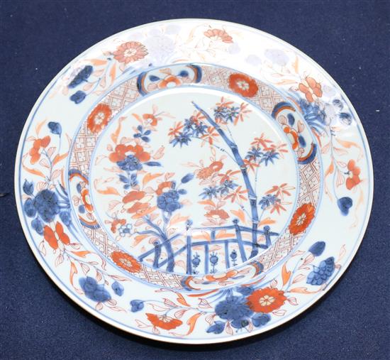 A pair of Chinese Imari plates, Qianlong period, diameter 22.5cm